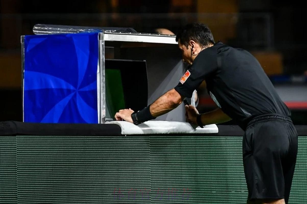 科贝主持人谈小蜘蛛点球争议:不公正且荒谬 科贝主持人谈小蜘蛛点球争议:不公正且荒谬